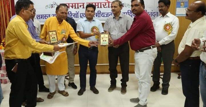 शिक्षा इस प्रकार की दें कि विद्यार्थियों के दिल और दिमाग में आ जाए,  पाठ्य पुस्तकों से ही अध्ययन कार्य कराएं,