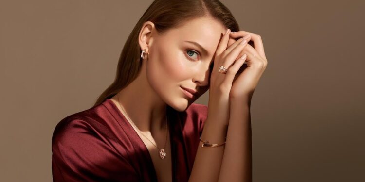 एक शाश्वत बंधन: हीरे और महिलाओं का सशक्तिकरण – डी बीयर्स फॉरएवरमार्क