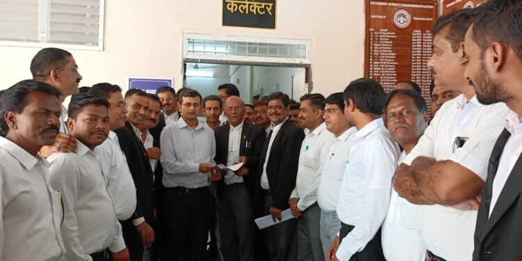जिला अधिवक्ता संघ ने एडवोकेट प्रोटेक्शन एक्ट मध्य प्रदेश में लागू करने मुख्यमंत्री के नाम कलेक्टर को ज्ञापन सौंपा