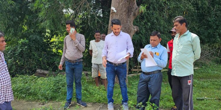 अवैध कब्जा कर मकान बनवा रहा था जीआरएस,तहसीलदार ने जारी किया स्टे  उमरियापान- ढीमरखेड़ा मुख्य मार्ग के गर्राघाट का मामला,ग्रामीणों ने अधिकारियों से की कार्रवाई की मांग