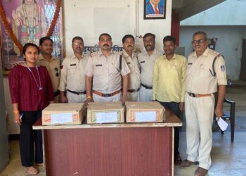 ग्राम पडवार की महिलाओ द्वारा पड़वार मे अवैध रूप से शराब विक्रय की शिकायत प्राप्त हुई थी।…..