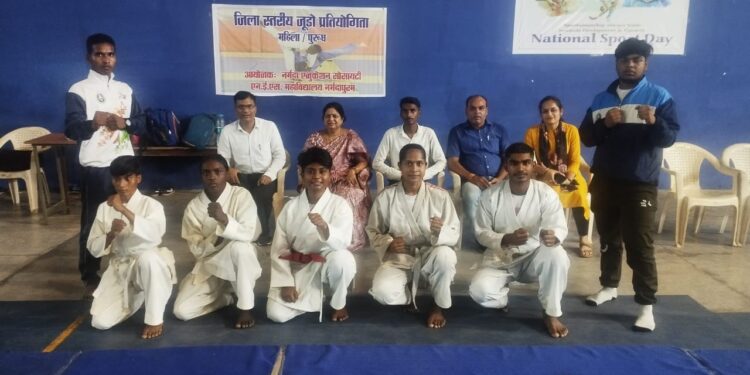 एन ई एस महाविद्यालय में जिला स्तरीय जूडो प्रतियोगिता संपन्न