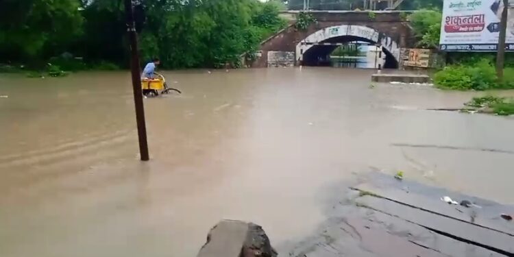 अंडर ब्रिजों में भरा पानी, अवस्था की कहानी, लोगों की परेशानी के प्रति प्रशासन उदासीन