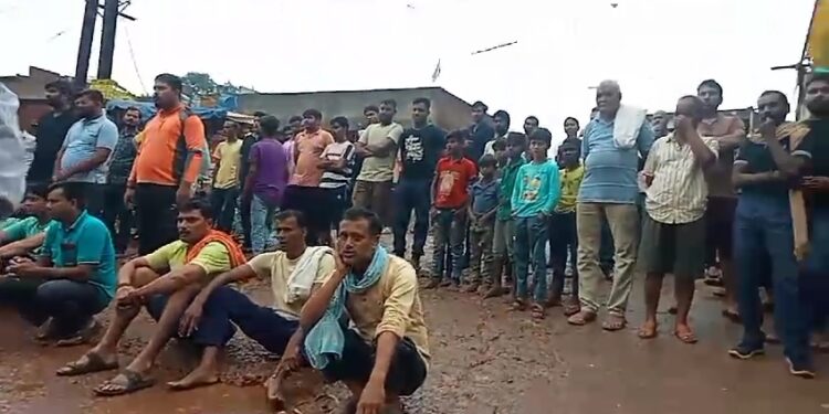 ठरका जलाशय में छात्रा के शव मिलने के मामले ने पकड़ा तूल, परिजनों व ग्रामीणों ने हत्या का आरोप लगाते किया चकाजाम