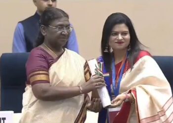 राष्ट्रपति जी द्वारा आज नई दिल्ली में जनपद फतेहपुर स्थित प्राथमिक विद्यालय, अस्ती की प्रधानाध्यापिका सुश्री आशिया फारूकी जी को ‘राष्ट्रीय शिक्षक पुरस्कार-2023’ से सम्मानित होने पर हार्दिक बधाई! VIDEO