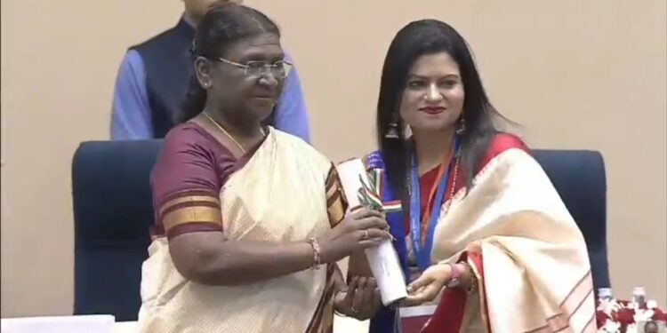 राष्ट्रपति जी द्वारा आज नई दिल्ली में जनपद फतेहपुर स्थित प्राथमिक विद्यालय, अस्ती की प्रधानाध्यापिका सुश्री आशिया फारूकी जी को ‘राष्ट्रीय शिक्षक पुरस्कार-2023’ से सम्मानित होने पर हार्दिक बधाई! VIDEO