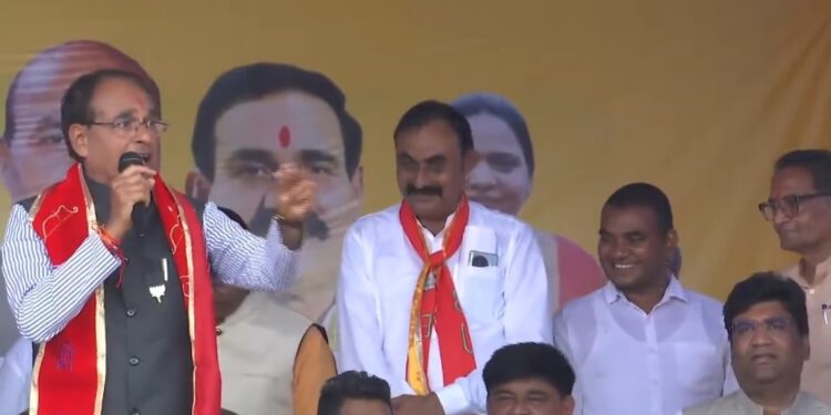 सनातन धर्म, सबके मंगल और कल्याण की कामना करता है, जबकि कुछ लोग सनातन धर्म को वायरस, डेंगू, मलेरिया और एड्स कह रहे हैं।  आज हम सब प्रस्ताव पारित कर रहे हैं कि सनातन धर्म की निंदा और अपमान को बर्दाश्त नहीं करेंगे।