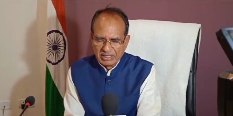 अभी गुना से लौटकर मैंने रात्रि 1:30 बजे अत्यधिक वर्षा से प्रभावित जिलों की समीक्षा की। फिलहाल स्थिति नियंत्रण में है। खरगोन, खंडवा, बड़वानी, धार और अलीराजपुर में लोगों को सतर्क किया गया है। #NDRF एवं #SDRF की टीमें राहत व बचाव कार्य में लगी हुई हैं। अगर जरूरत पड़ी तो सेना और एयरफोर्स की भी मदद ली जाएगी: CM