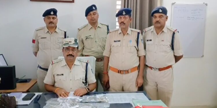 पुलिस ने किया 48 घंटे के अंदर चोरी का खुलासा।आरोपियों को गिरफतार कर माल किया बरामद।पुलिस टीम होगी प्रोत्साहित।