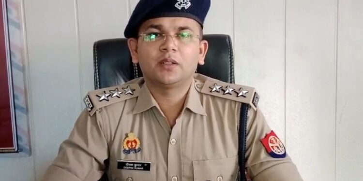 दो सिपाही पवन चौधरी और रविंद्र गिरफ्तार हुए हैं। आरोप है कि इन्होंने गणेश चतुर्थी मेला ड्यूटी से लौट रही महिला दरोगा की कार रोककर छेड़छाड़-अभद्रता की। दोनों सिपाही सस्पेंड भी हुए।