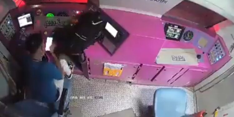 मथुरा ट्रेन हादसे के समय मोबाइल देख रहा था ड्राइवर। CCTV से ट्रेन के प्लेटफॉर्म पर चढ़ने का राज खुला देखिऐ VIDEO