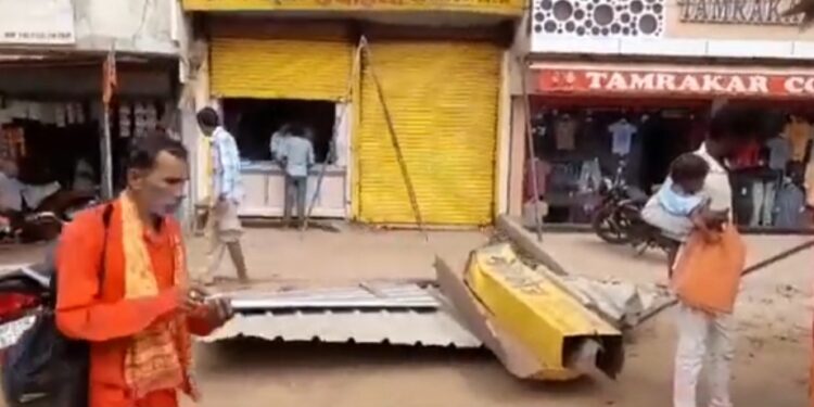 अचेत हुआ चालक, दुकानों में जा घुसी यात्रियों से भरी बस, बरही बस स्टैंड के समीप की घटना, बाल-बाल बचे यात्री,