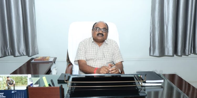बालक छात्रावास की भूमि पर अवैध अतिक्रमण पर निगम ने चलाया बुल्डोजर  इंद्र लाल ने बालक छात्रावास की जमीन पर बनाई थी पक्की बाउण्ड्रीवाल