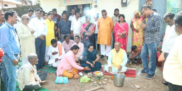 महापौर श्रीमति प्रीति संजीव सूरी ने कांग्रेस नेता प्रतिपक्ष श्रीमति रागिनी गुप्ता के वार्ड में दी 79 लाख के विकास कार्यो की सौगात  रामजानकी हनुमान वार्ड में सडक-नाली निर्माण कार्य का महापौर ने वरिष्ठ नागरिक पूर्व शिक्षक श्री पुरूषोत्तम गौतम से कराया भूमि पूजन