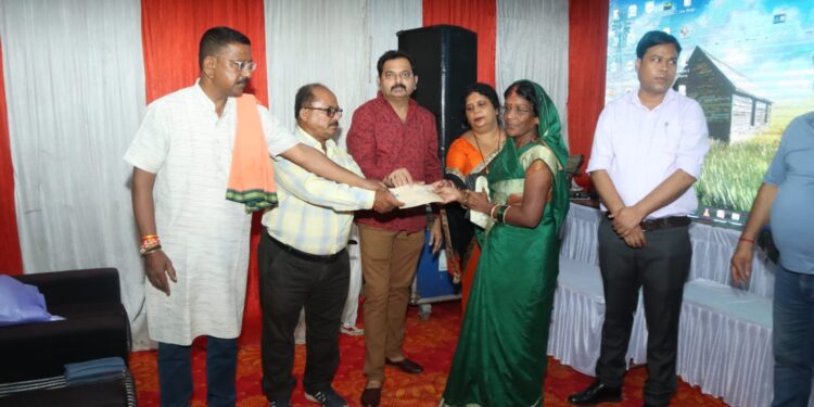 44 पथ विक्रेताओं को 5 लाख 50 हजार की राशि के स्वीकृत पत्र वितरित  मध्यप्रदेश पथ विक्रेता महासम्मेलन निगमाध्यक्ष मनीष पाठक की उपस्थिति में हुआ आयोजित