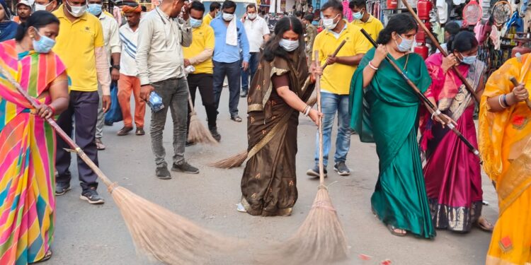 महापौर श्रीमति प्रीति संजीव सूरी ने सडक पर झाडू लगाकर जगायी स्वच्छता की अलख  भारत स्वच्छता मिशन के तहत निगम ने चलाया अभियान