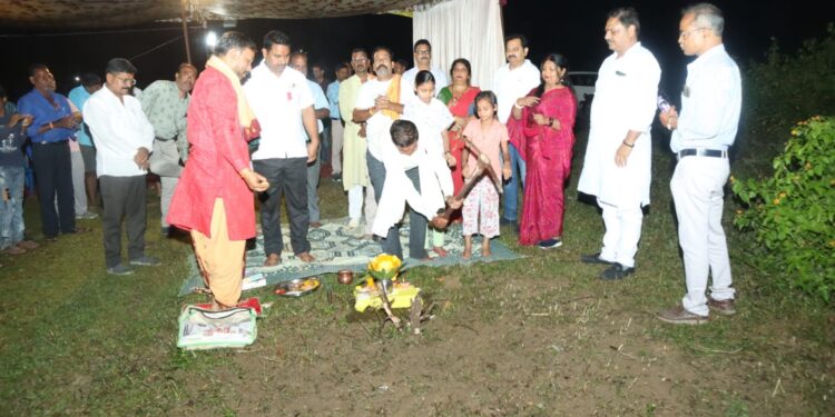 गायत्रीनगर में 36 लाख की लागत से बनेगा खूबसूरत पार्क      मुडवारा विधायक श्री संदीप ने महापौर प्रीति संजीव सूरी की मौजूदगी में वरिष्ठ नागरिक व  कन्याओं से  कराया भूमि पूजन