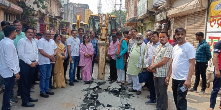 जगन्नाथ चौक-घंटाघर सडक निर्माण के लिये 2 करोड 62 लाख की सौगात  प्रथम चरण के सीवर लाईन कार्य का महापौर श्रीमति प्रीति संजीव सूरी ने प्रतिष्ठित चिकित्सक डा अशोक चौदहा से कराया भूमि पूजन