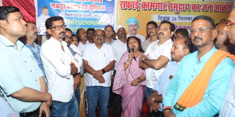 सफाई मित्रों के बेहतर भविष्य के लिये शासन स्तर पर प्रयास करेगें- महापौर     सफाई मित्रों की कामबंद हडताल समाप्त कराने महापौर श्रीमति प्रीति संजीव सूरी निगम अध्यक्ष आयुक्त ने धरनास्थल पहुंचकर दिया आश्वासन