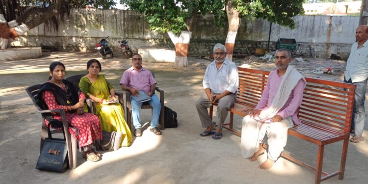 श्री गरूणध्वज वेद पाठशाला के 13 छात्रों की प्रसाद में खिचडी खाने के बाद बिगडी तबियत के इलाज हेतु जिला अस्पताल में भर्ती छात्रों के स्वास्थ्य में हुआ सुधार 2 छात्रों को किया गया डिस्चार्ज शेष 11 छात्र भी खतरे से बाहर
