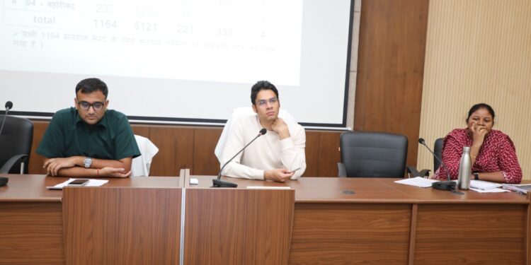 चुनाव प्रक्रिया की हर गतिविधि पर रखें पैनी नजर  कलेक्टर श्री अवि प्रसाद ने नोडल अधिकारियों के कार्याे की समीक्षा बैठक में दिये निर्देश