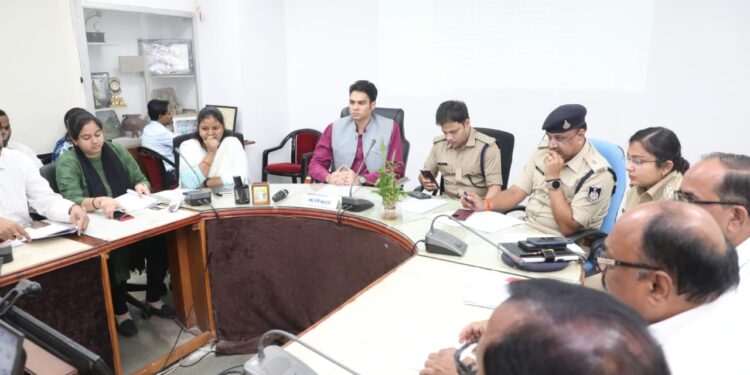 स्टैंडिंग कमेटी की बैठक में कलेक्टर ने चुनाव कार्यक्रमों की दी जानकारी  पूरी निष्पक्षता और परादर्शिता से होंगे विधानसभा चुनाव – कलेक्टर