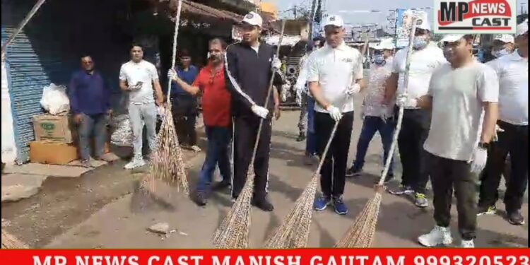 कलेक्टर अविप्रसाद और पुलिस अधीक्षक  अभिजीत कुमार रंजन एवं स्टैट बैंक कर्मियों ने स्वच्छता सेवा अभियान के तहत कटनी बसस्टैंड में साफ-सफाई कर
