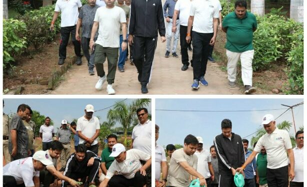 कलेक्टर अविप्रसाद, पुलिस अधीक्षक अभिजीत रंजन ने स्टेट बैंक कर्मियों के साथ स्वच्छता सेवा अभियान के तहत जागृति पार्क में गुलमोहर के पौधे का रोपण किया।