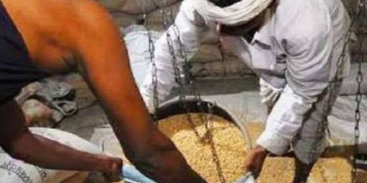 गरीबों के लिए आया 1.82 करोड़ का राशन डकार गए सेल्समैन, वसूली को लेकर अफसर बेपरवाह