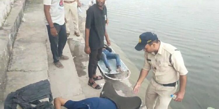 *टीकमगढ़ शहर के वृंदावन तालाब में मिला एक व्यक्ति का शव*