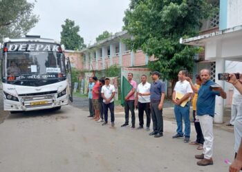 कलेक्टर श्री साकेत मालवीय ने भूमिपूजन कार्यक्रम में सम्मिलित होने जिले के पत्रकारों को शुभकामनाएं देकर रवाना किया।
