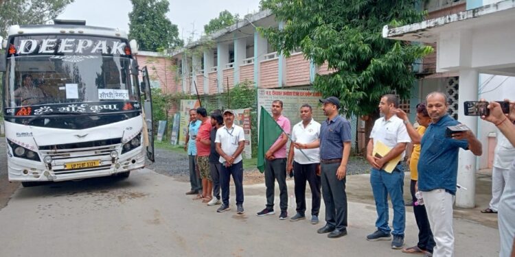 कलेक्टर श्री साकेत मालवीय ने भूमिपूजन कार्यक्रम में सम्मिलित होने जिले के पत्रकारों को शुभकामनाएं देकर रवाना किया।