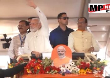 ग्वालियर प्रधानमंत्री मोदी ने आमसभा में आने वाले सभी लोगों का हाथ हिलाकर किया अभिवादन, आज लगभग 19 हजार करोड़ की देंगे सौगातें देखिऐ VIDEO