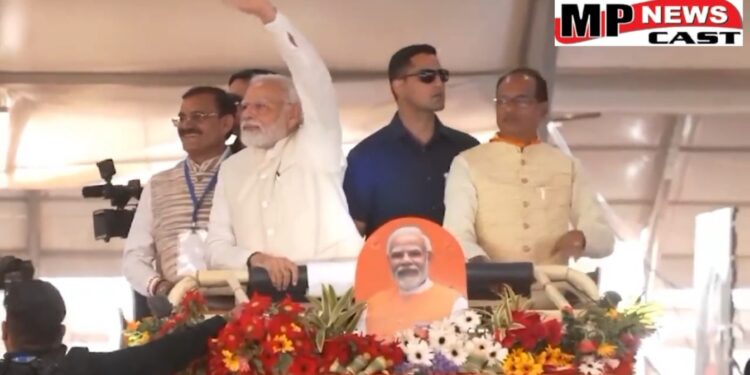 ग्वालियर प्रधानमंत्री मोदी ने आमसभा में आने वाले सभी लोगों का हाथ हिलाकर किया अभिवादन, आज लगभग 19 हजार करोड़ की देंगे सौगातें देखिऐ VIDEO