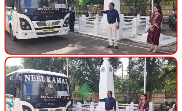 छिन्दवाड़ा जिले से इस कार्यक्रम में शामिल होने के लिये जाने वाले पत्रकारों को लेकर जा रही 2 बसों को कलेक्टर श्री मनोज पुष्प ने कलेक्ट्रेट परिसर से हरी झंडी दिखाकर रवाना किया।