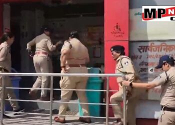इंदौर ऑपरेशन क्लीन…MP में पहली बार चला ऐसा स्वच्छता अभियान, महिला पुलिस कर्मियों ने सार्वजानिक शौचालय में लिखे अश्लील कमेंट्स हटाए