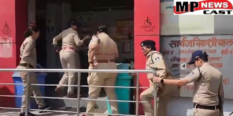 इंदौर ऑपरेशन क्लीन…MP में पहली बार चला ऐसा स्वच्छता अभियान, महिला पुलिस कर्मियों ने सार्वजानिक शौचालय में लिखे अश्लील कमेंट्स हटाए