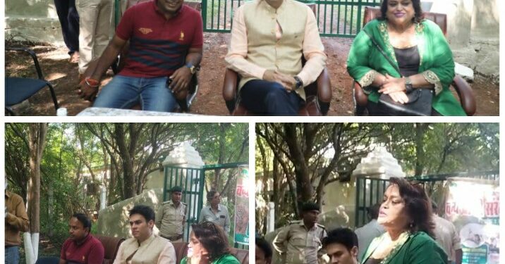 समाजसेवी श्रीमती कामिनी जौहर द्वारा जिला जेल में गांधी लायब्रेरी हेतु भेंट किया एक लाख का चेक  बंदियों के शिक्षा के क्षेत्र दिये गए दिये गए योगदान की कलेक्टर श्री प्रसाद नें की सराहना