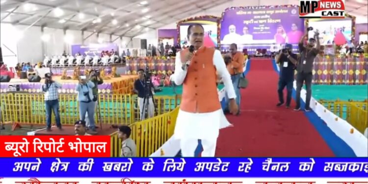 मेरी बहनों, आज 1400 स्कूटी दे रहा हूं…   इसके बाद यदि आजीविका मिशन की कोई बहन स्कूटी खरीदेगी, तो बैंक से मिलने वाले पैसे की भी गारंटी मैं लूंगा और ब्याज भी भरवाऊंगा CM