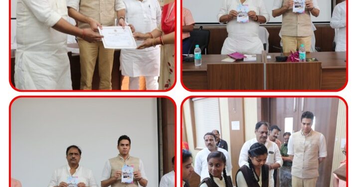 *विद्यार्थियों के बेहतर रिजल्ट के लिए उपयोगी पुस्तिका मिशन आधार का हुआ विमोचन*  *सांसद और विधायकों की विकास निधि से कलेक्टर का नवाचार हुआ साकार*  *मुड़वारा विधायक श्री जायसवाल ने किया पुस्तिका का विमोचन*