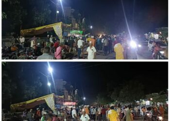 हाथों में मशाल आंखों में आक्रोश और जुबान पर लेके रहेंगे जिला सिहोरा  सिहोरा में जिला की मांग पर सैकड़ो युवाओं ने निकाला मशाल जुलूस
