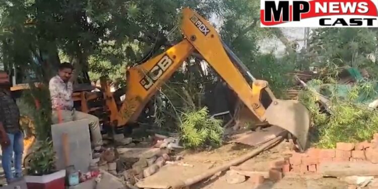 उज्जैन बालिका रेप कांड के आरोपी के मकान पर चला बुलडोजर