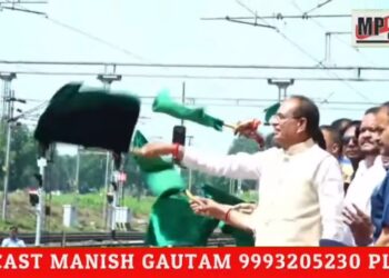 मुख्यमंत्री शिवराज सिंह चौहान ने आज शहडोल जिले से शहडोल-नागपुर एक्सप्रेस ट्रेन को हरी झंडी दिखाकर रवाना किया।