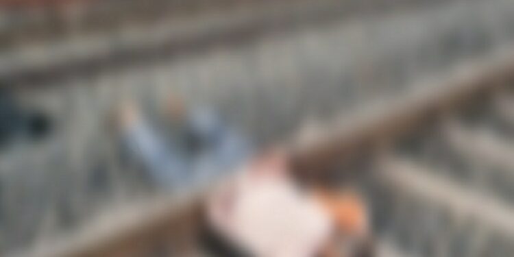 पटरी क्रॉस करते समय मेन लाइन पर गिरा अधेड़ दो हिस्सों में बंटा सिहोरा रोड रेलवे स्टेशन के आउटर की घटना : हादसा या हत्या जीआरपी पुलिस मामले की जांच में जुटी