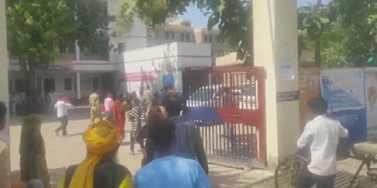 हमीरपुर ब्रेकिंग,कोतवाली परिसर के अंदर दो पक्षों में हुई जमकर मारपीट