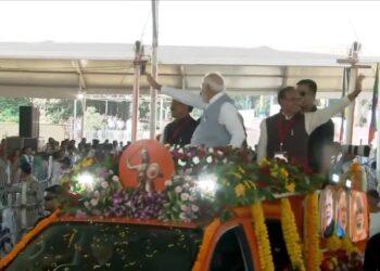 जबलपुर  प्रधानमंत्री नरेंद्र मोदी पर लोगों ने बरसाए फूल, कुछ ही देर में करेंगे वीरांगना रानी दुर्गावती स्मारक एवं उद्यान का शिलान्यास; 12 हजार करोड़ की विकास योजनाओं की देंगे सौगात। 