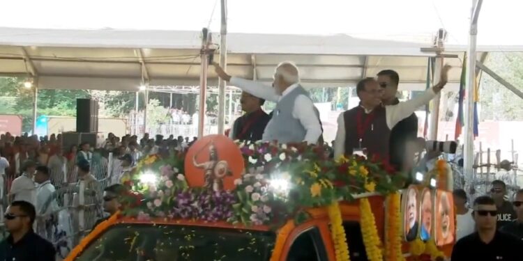 जबलपुर  प्रधानमंत्री नरेंद्र मोदी पर लोगों ने बरसाए फूल, कुछ ही देर में करेंगे वीरांगना रानी दुर्गावती स्मारक एवं उद्यान का शिलान्यास; 12 हजार करोड़ की विकास योजनाओं की देंगे सौगात। 