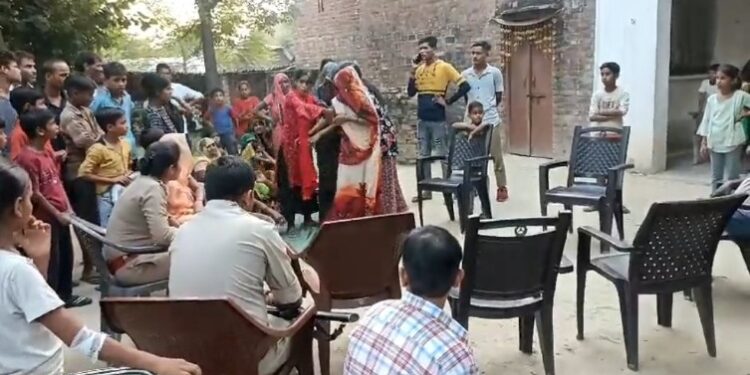 दो बहनें समलैंगिक विवाह पर अड़ी परिजनों ने किया विरोध दोनों युवतियों ने किया हंगामा