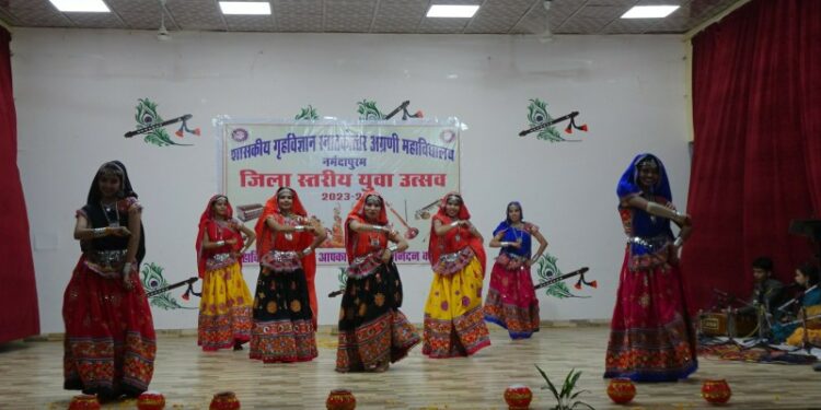 शासकीय गृहविज्ञान स्नातकोत्तर अग्रणी महाविद्यालय नर्मदापुरम में जिला स्तरीय युवा उत्सव में विभिन्न प्रतियोगिता का आयोजन किया गया।