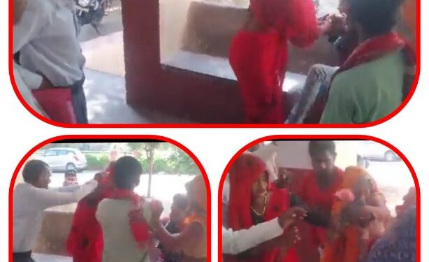 तहसील परिसर बना जंग का अखाड़ा  बहू ने पति व ससुर को पीटा।